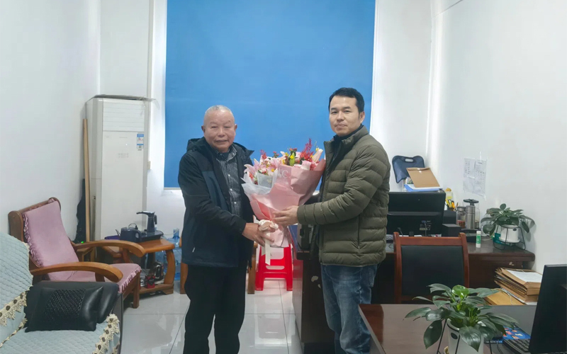 湖北生态工程职业技术学院春节前夕走访慰问劳模和老教师